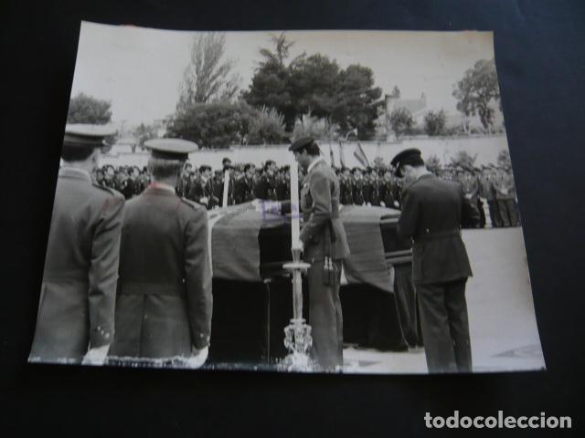 Photos de Chanteurs et Chanteuses: REY JUAN CARLOS I ENTIERRO ATENDADO GUARDIA CIVIL POR ETA ANTIGUA FOTOGRAFIA ORIGINAL 20 X 25 CM