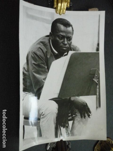 Photos de Chanteurs et Chanteuses: MILES DAVIS MUSICO JAZZ ANTIGUA FOTOGRAFIA 24 X 18 CM