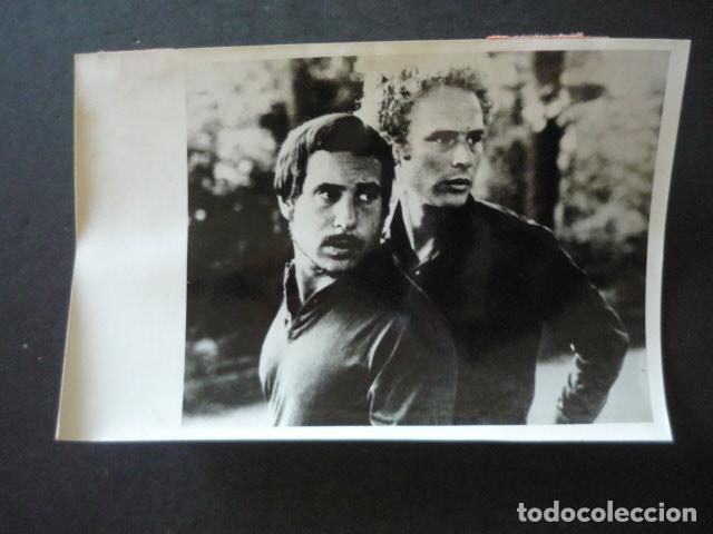 Fotos de cantantes: SIMON & GARFUNKEL CONJUNTO MUSICAL ANTIGUA FOTOGRAFIA ORIGINAL 12 X 18 CM