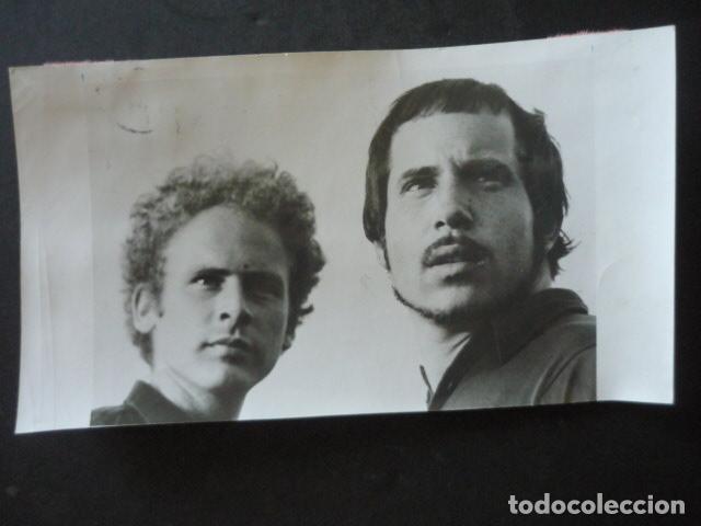 Fotos de cantantes: SIMON & GARFUNKEL CONJUNTO MUSICAL ANTIGUA FOTOGRAFIA ORIGINAL 12 X 18 CM