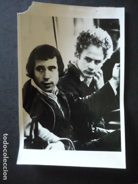 Fotos de cantantes: SIMON & GARFUNKEL CONJUNTO MUSICAL ANTIGUA FOTOGRAFIA ORIGINAL 12 X 18 CM