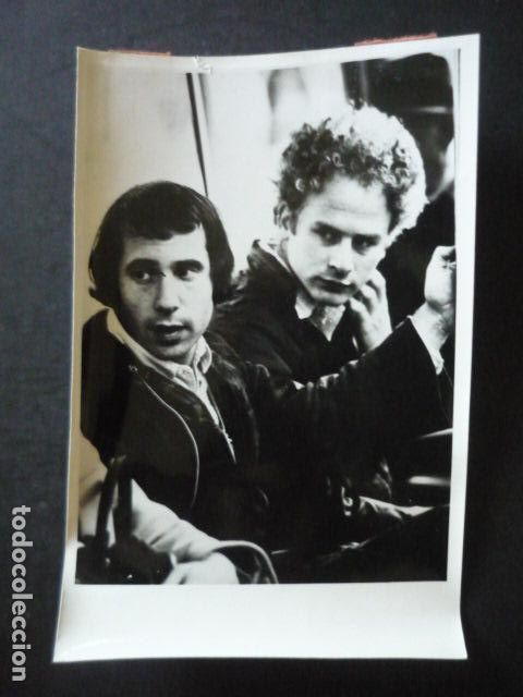 Fotos de cantantes: SIMON & GARFUNKEL CONJUNTO MUSICAL ANTIGUA FOTOGRAFIA ORIGINAL 12 X 18 CM