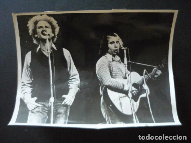 Fotos de cantantes: SIMON & GARFUNKEL CONJUNTO MUSICAL ANTIGUA FOTOGRAFIA ORIGINAL 24 X 18 CM