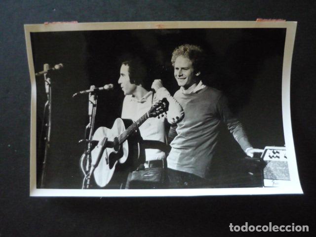 Fotos de cantantes: SIMON & GARFUNKEL CONJUNTO MUSICAL ANTIGUA FOTOGRAFIA ORIGINAL 24 X 18 CM