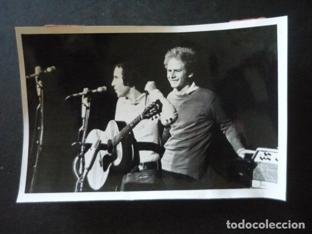 Fotos de cantantes: SIMON & GARFUNKEL CONJUNTO MUSICAL ANTIGUA FOTOGRAFIA ORIGINAL 24 X 18 CM