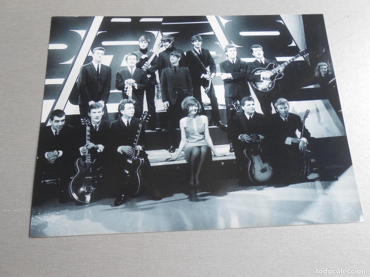 Fotos de cantantes: COPIA de Foto de - BEATLES, CILLA BLACK y Otros - de 17x12,5 cms