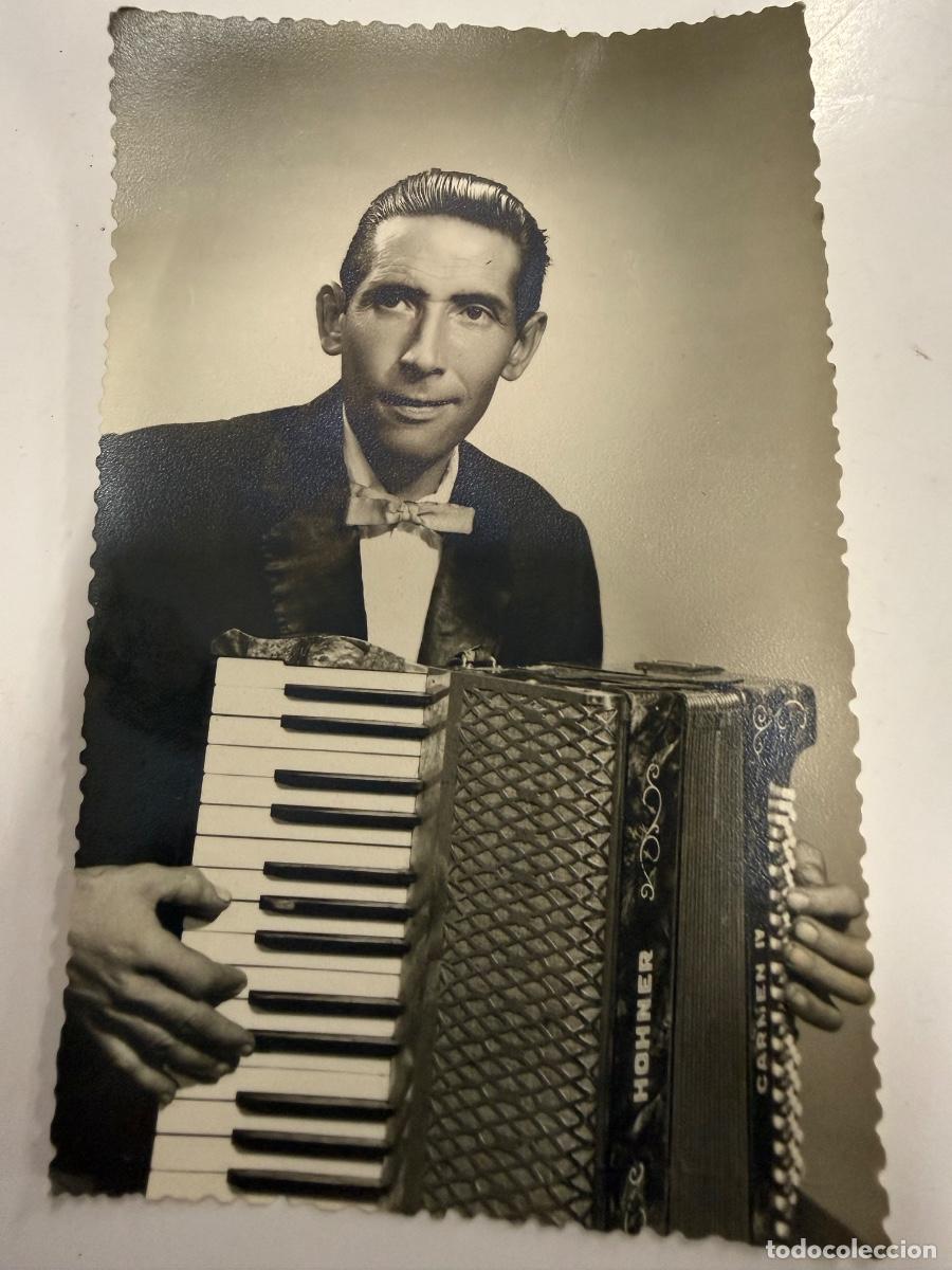 Fotos de cantantes: Foto del musico de Orquesta y Conjuntos, Ramon Costa &ldquo;en Begudan&rdquo; de la Garrotxa. Con su acordeon