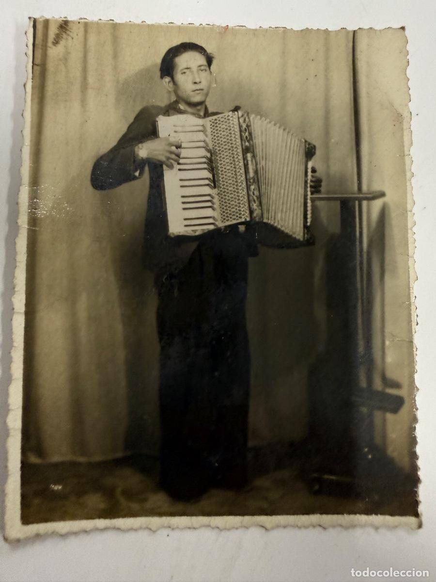 Fotos de cantantes: Foto del musico de Orquesta y Conjuntos, Ramon Costa &ldquo;en Begudan&rdquo; de la Garrotxa. Con su acordeon