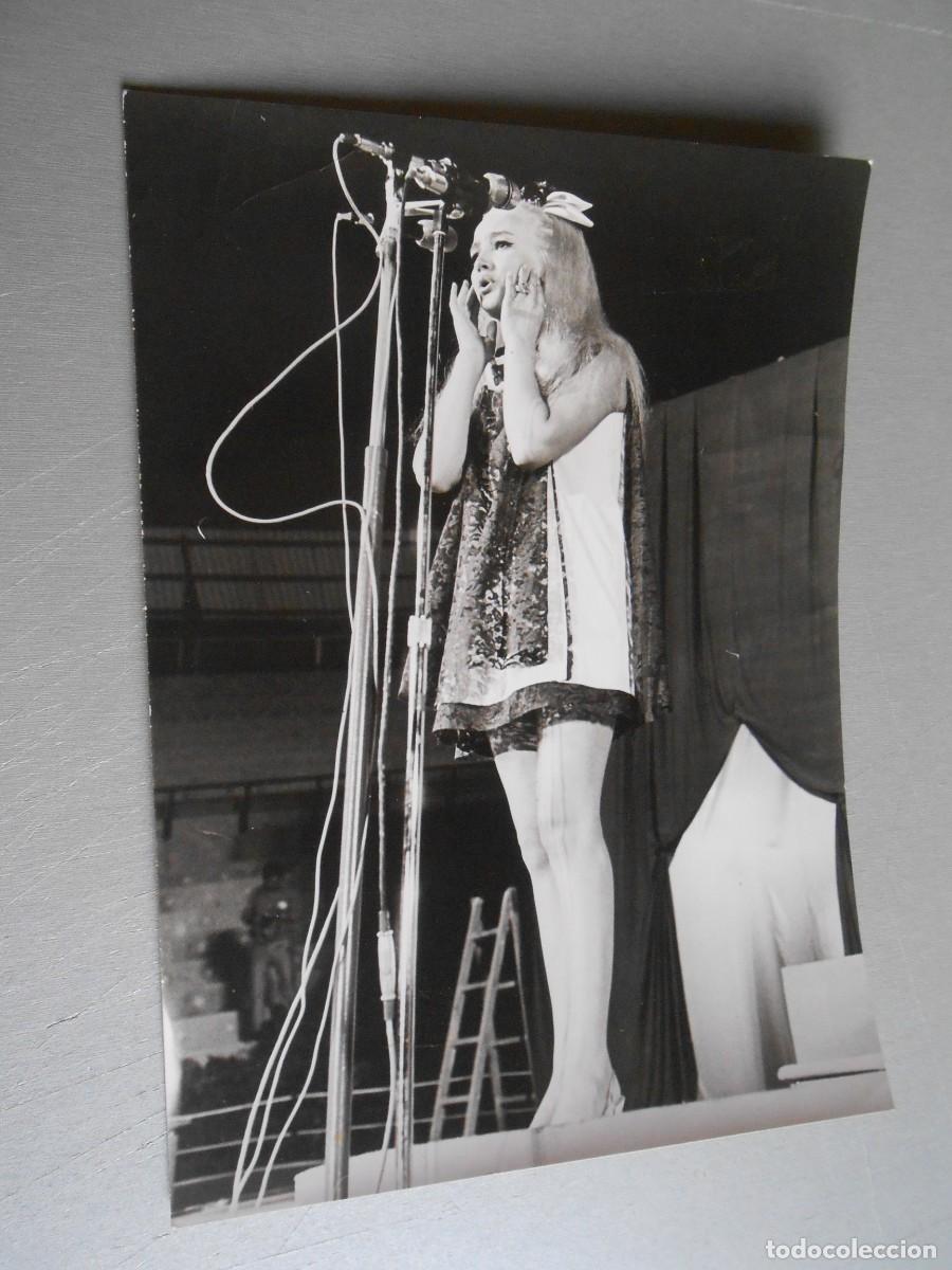 Fotos de cantantes: FOTO de - BETINA - de 18 x 24 cm.