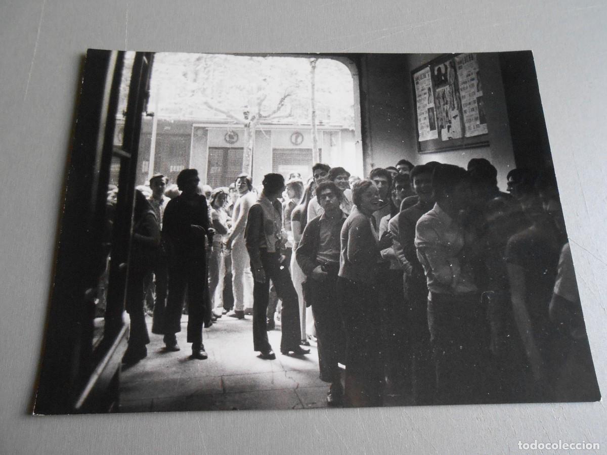 Fotos de cantantes: FOTO de - SALON &rdquo;IRIS&rdquo; de BARCELONA - de 24 x 18 cm.