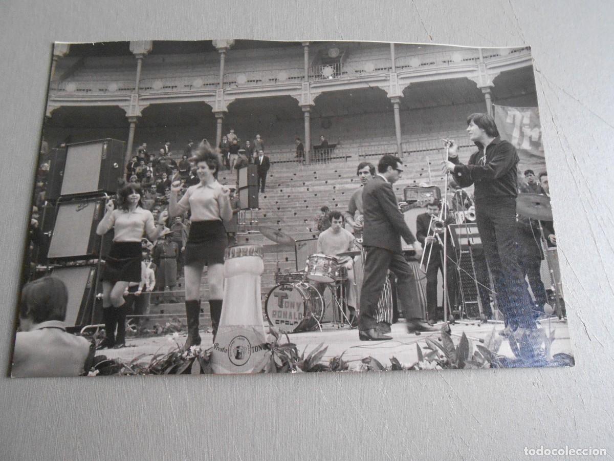 Fotos de cantantes: FOTO de - TONY RONALD - de 18 x 12 cm.