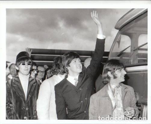 Fotos de cantantes: THE BEATLES: FOTO ORIGINAL-PAPEL LISO DE EPOCA POR DETRAS-COMO NUEVA!! GRAN DEFINICION