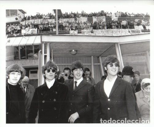 Fotos de cantantes: THE BEATLES: FOTO ORIGINAL-PAPEL LISO DE EPOCA POR DETRAS-COMO NUEVA!! GRAN DEFINICION
