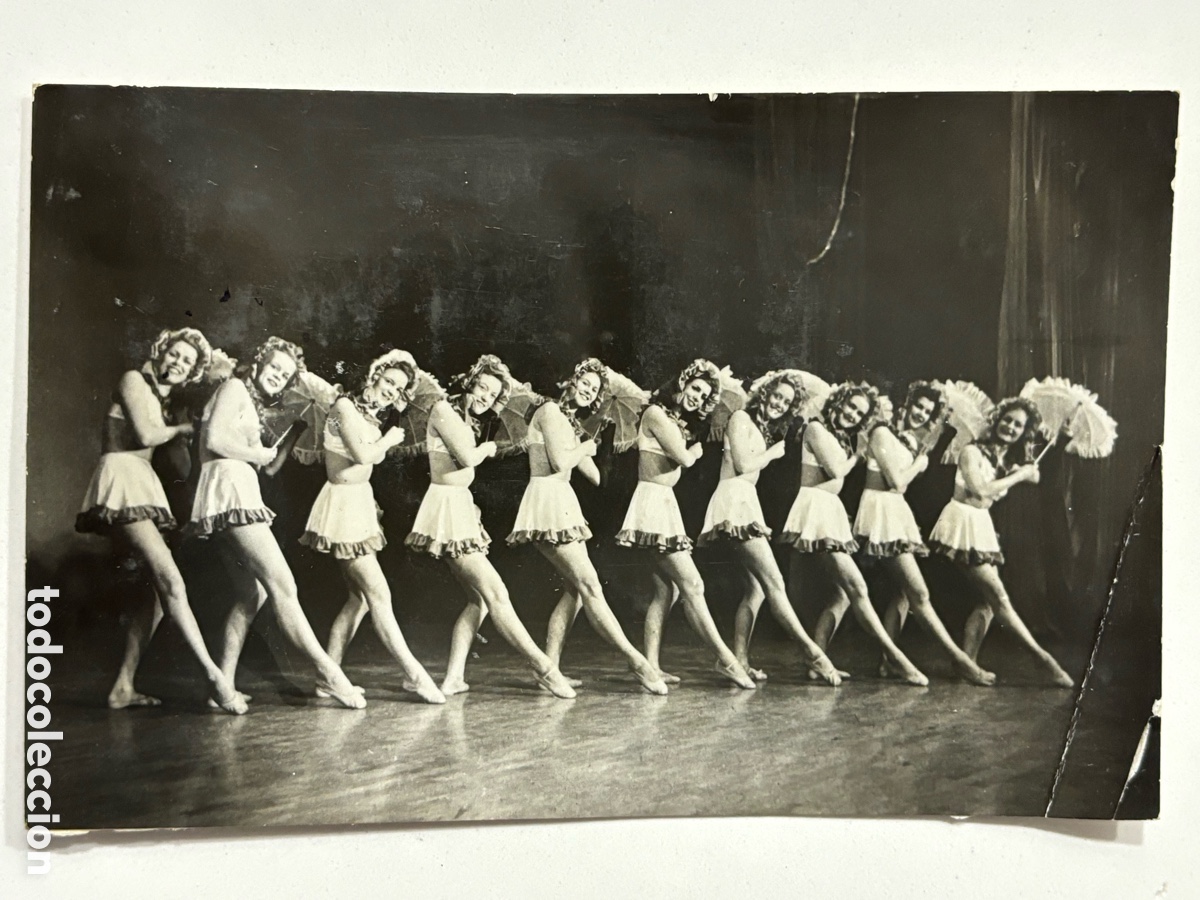 Fotos de cantantes: Foto original de vedettes en el escenario de un teatro