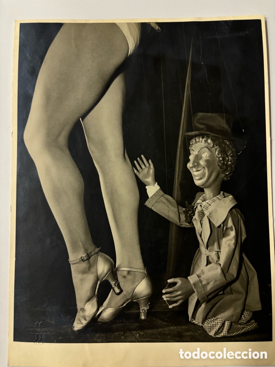 Fotos de cantantes: Foto original de pierna de vedette con marioneta de Harpo Marx de los hermanos Marx