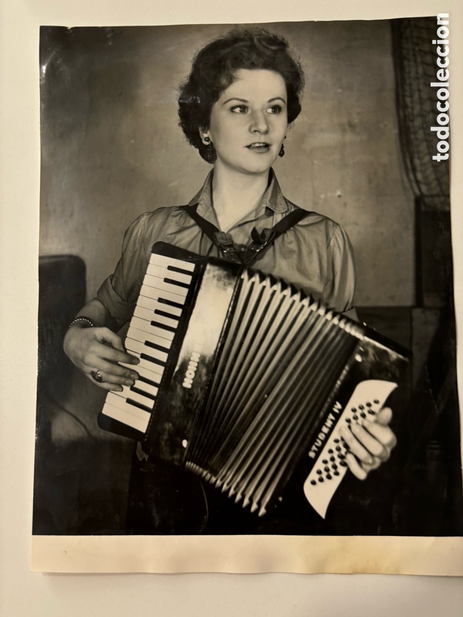 Fotos de cantantes: Foto original de mujer acordeonista 17,5 x 23 cm