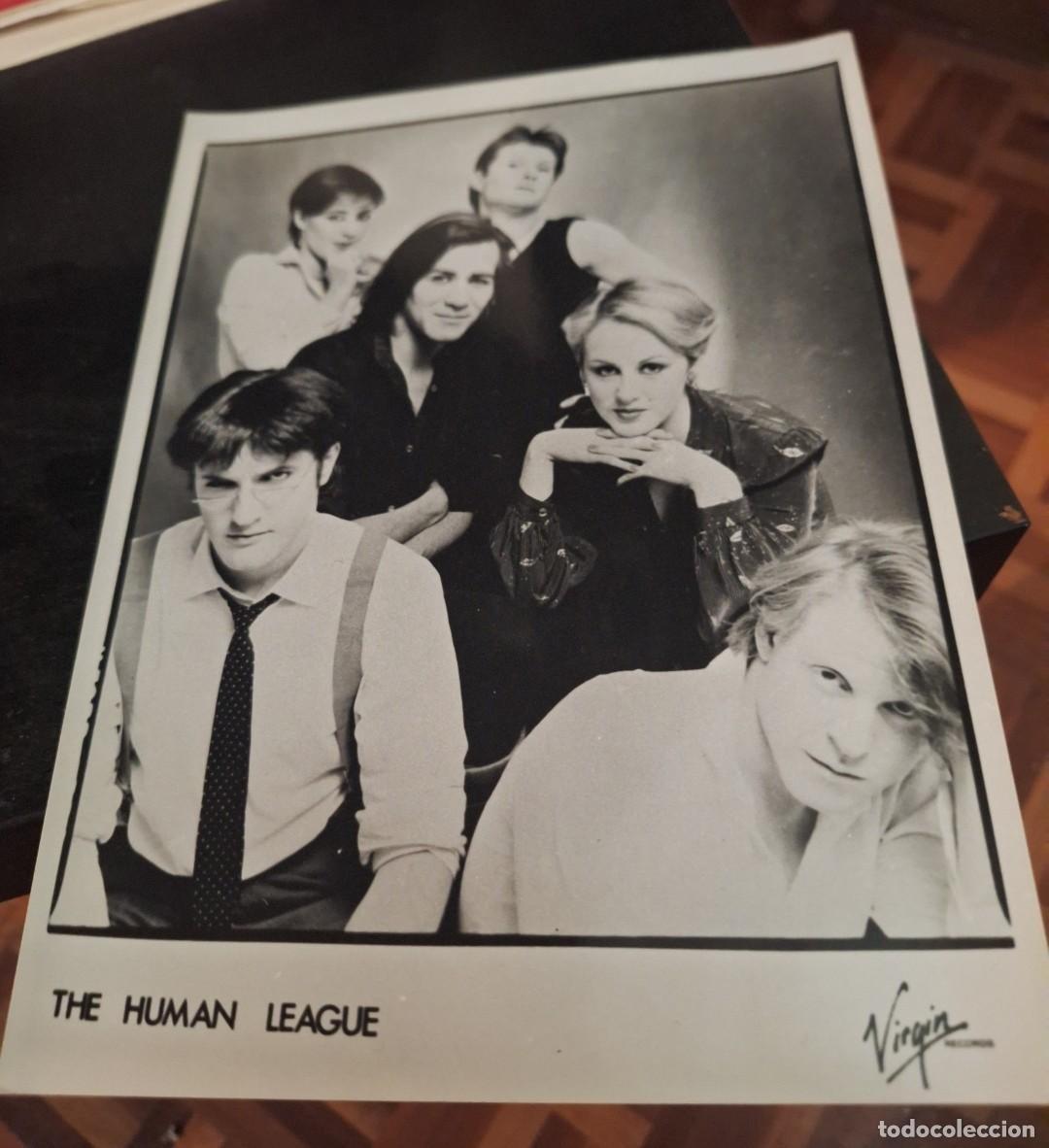 Fotos de cantantes: HUMAN LEAGUE - FOTO LAMINADA SELLO VIRGIN - SYNTH POP