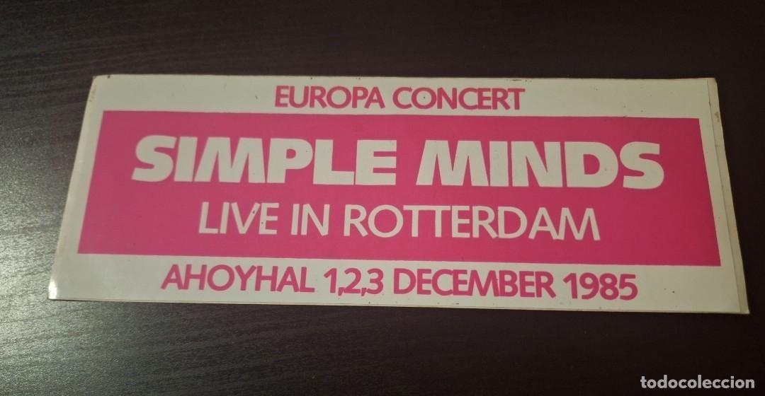 Fotos de cantantes: SIMPLE MINDS - ADHESIVO HOLANDES ( LIVE IN ROTTERDAM ) DECEMBER 1985