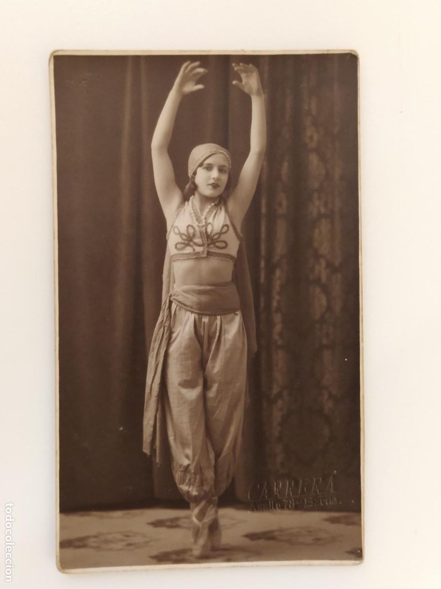 Fotos de cantantes: TORTOLA VALENCIA ? - FOTOGRAFICA - SELLO EN SECO CARRERA , BARCELONA - POSTAL ANTIGUA -(116.686)