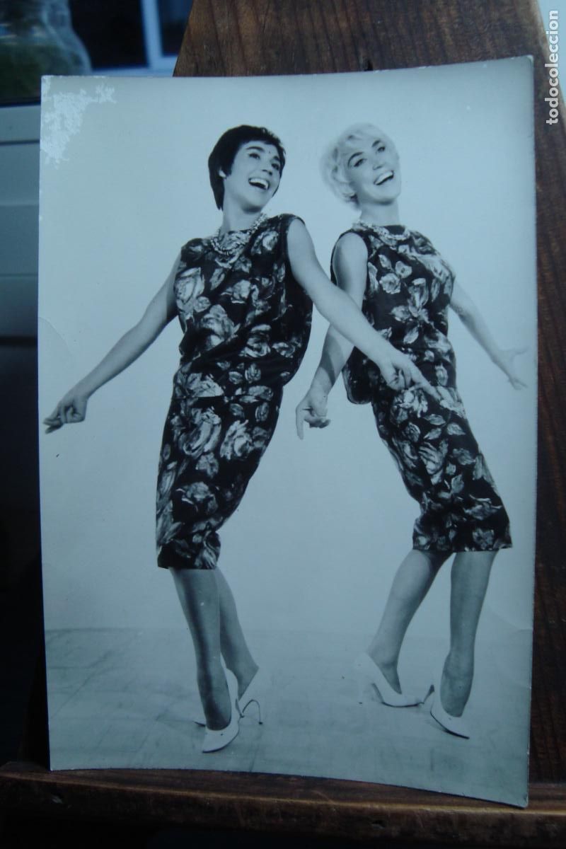 Fotos de cantantes: ANTIGUA FOTOGRAFIA CANTANTES? HERMANAS? DUO PEPITA Y ELVIRA DUCH. FOTO ALFREDO BARCELONA