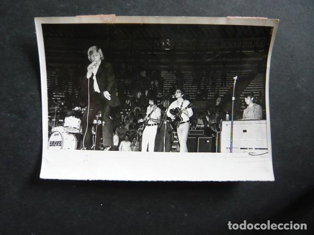Photos of Singers: LOS BRAVOS CONJUNTO MUSICAL ANTIGUA FOTOGRAFIA ORIGINAL 9 X 13 CM