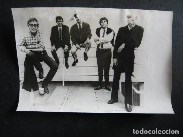 Photos of Singers: LOS BRAVOS CONJUNTO MUSICAL ANTIGUA FOTOGRAFIA ORIGINAL 12 X 18 CM