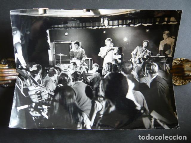 Fotos de cantantes: LOS BRAVOS CONJUNTO MUSICAL ANTIGUA FOTOGRAFIA ORIGINAL 18 X 24 CM
