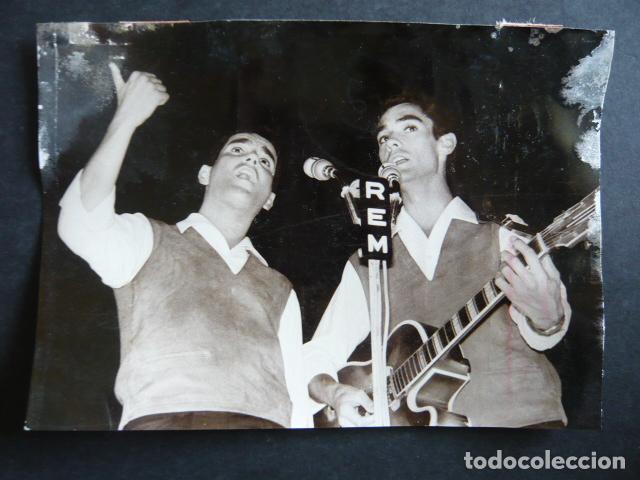 Photos of Singers: DUO DINAMICO CONJUNTO MUSICAL ANTIGUA FOTOGRAFIA ORIGINAL 18 X 13 CM