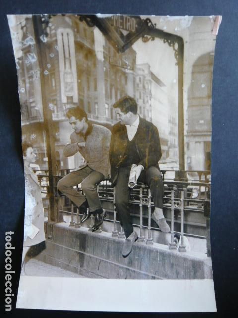 Photos of Singers: DUO DINAMICO CONJUNTO MUSICAL EN ESTACION METRO DE MADRID ANTIGUA FOTOGRAFIA ORIGINAL 18 X 24 CM