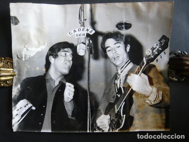 Fotos de cantantes: DUO DINAMICO CONJUNTO MUSICAL EN RADIO CADENA SER ANTIGUA FOTOGRAFIA ORIGINAL 18 X 24 CM