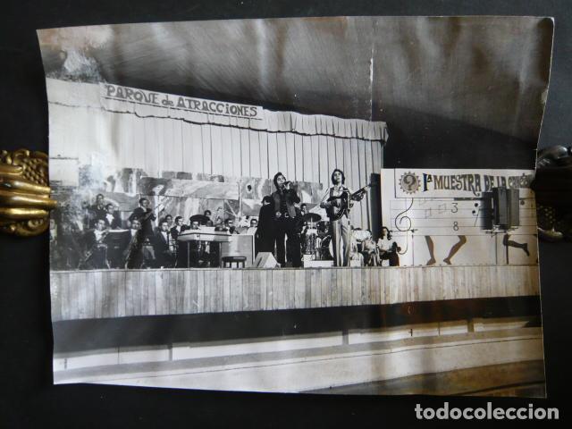 Fotos de Cantores: DUO DINAMICO CONJUNTO MUSICAL PARQUE ATRACCIONES MADRID ANTIGUA FOTOGRAFIA ORIGINAL 18 X 24 CM