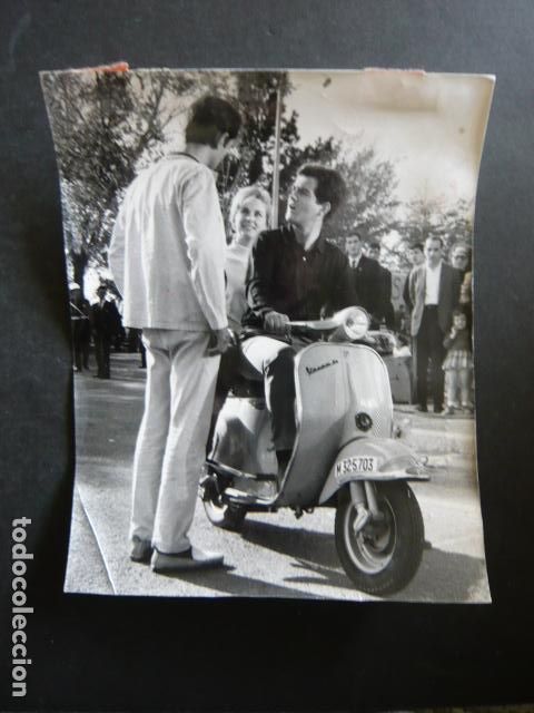 Foto di Cantanti: DUO DINAMICO CONJUNTO MUSICAL CON MOTO VESPA ANTIGUA FOTOGRAFIA ORIGINAL 15 X 20 CM
