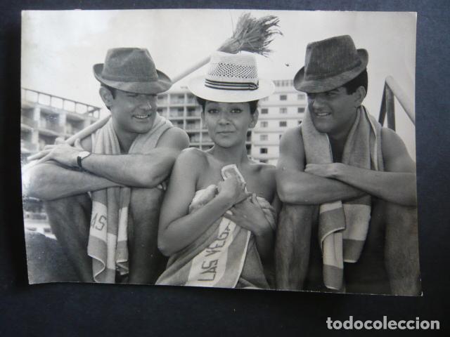 Foto di Cantanti: DUO DINAMICO CONJUNTO MUSICAL CON ACTRIZ ETHEL ROJO ANTIGUA FOTOGRAFIA ORIGINAL 13 X 18 CM