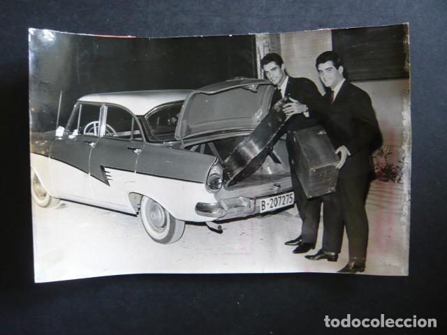 Photos of Singers: DUO DINAMICO CONJUNTO MUSICAL CON CADILLAC ANTIGUA FOTOGRAFIA ORIGINAL 18 X 12 CM