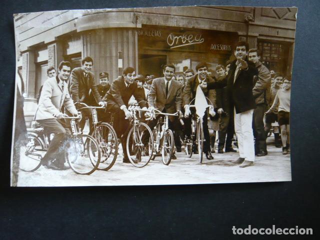 Foto di Cantanti: DUO DINAMICO CONJUNTO MUSICAL CON BICICLETAS ORBEA ANTIGUA FOTOGRAFIA ORIGINAL 18 X 12 CM