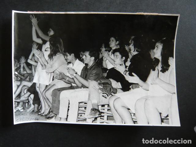 Photos de Chanteurs et Chanteuses: PUBLICO DE LOS BRAVOS CONJUNTO MUSICAL EN SEVILLA ANTIGUA FOTOGRAFIA ORIGINAL 12 X 18 CM