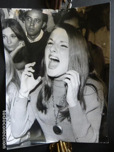 Photos of Singers: PUBLICO DE LOS BRAVOS CONJUNTO MUSICAL EN MADRID ANTIGUA FOTOGRAFIA ORIGINAL 24 X 18 CM