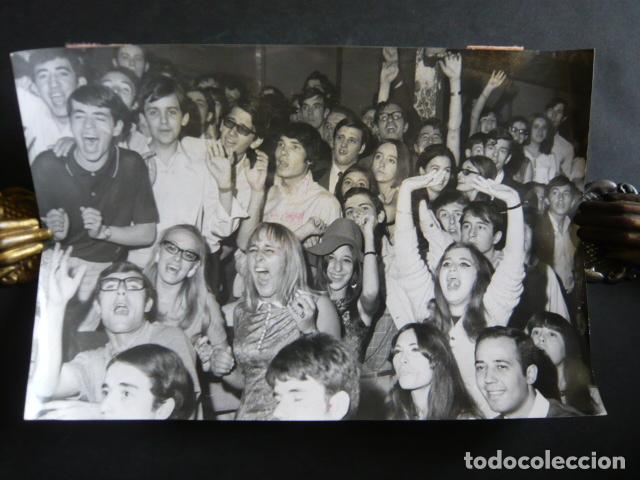 Fotos de cantantes: PUBLICO DE LOS BRAVOS CONJUNTO MUSICAL EN MADRID ANTIGUA FOTOGRAFIA ORIGINAL 24 X 18 CM