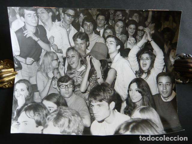 Photos de Chanteurs et Chanteuses: PUBLICO DE LOS BRAVOS CONJUNTO MUSICAL EN MADRID ANTIGUA FOTOGRAFIA ORIGINAL 24 X 18 CM