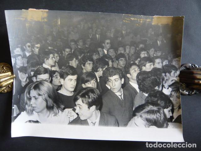 Foto di Cantanti: LOS BRAVOS CONJUNTO MUSICAL PUBLICO ACTUACION EN MADRID ANTIGUA FOTOGRAFIA ORIGINAL 24 X 18 CM