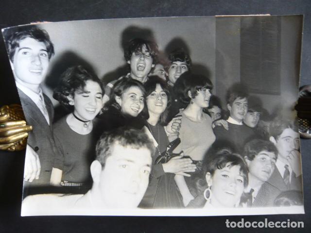 Fotos de Cantores: LOS BRAVOS CONJUNTO MUSICAL PUBLICO ACTUACION EN MADRID ANTIGUA FOTOGRAFIA ORIGINAL 24 X 18 CM