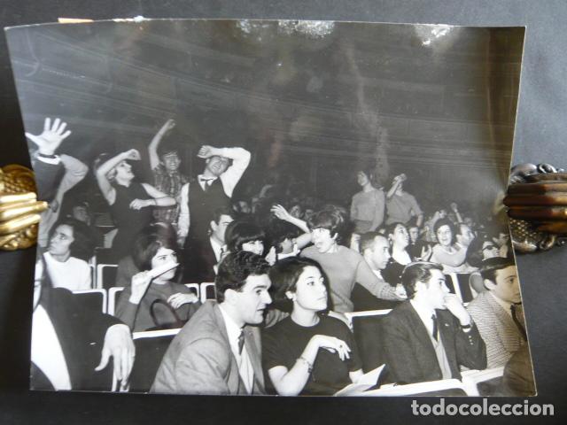 Fotos von Musikern: LOS BRAVOS CONJUNTO MUSICAL PUBLICO ACTUACION EN MADRID ANTIGUA FOTOGRAFIA ORIGINAL 24 X 18 CM