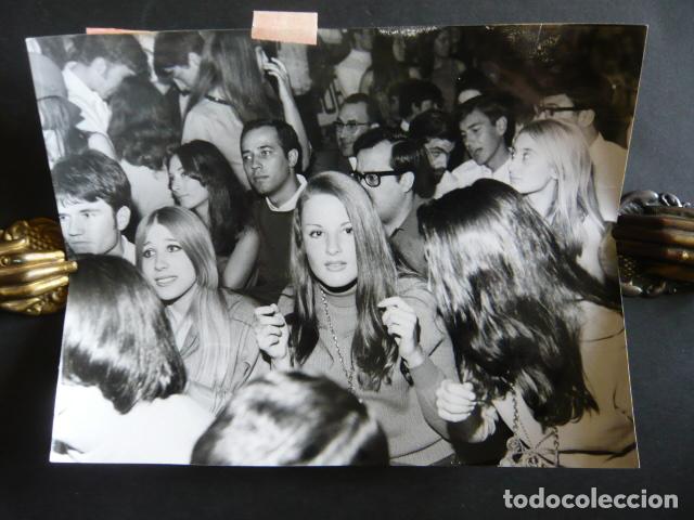 Fotos de Cantores: LOS BRAVOS CONJUNTO MUSICAL PUBLICO ACTUACION EN MADRID ANTIGUA FOTOGRAFIA ORIGINAL 24 X 18 CM