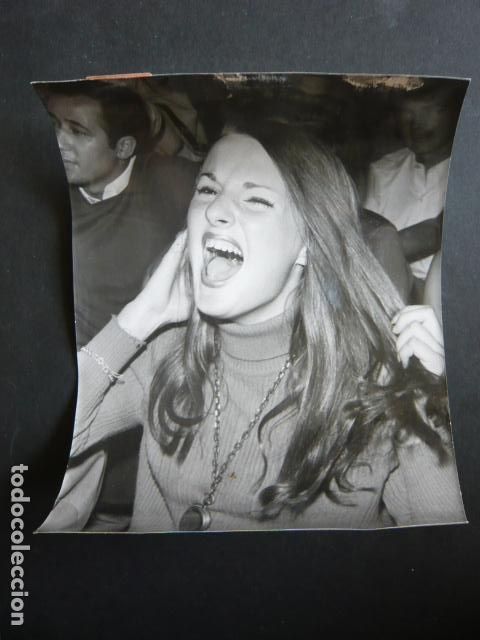 Fotos de Cantores: LOS BRAVOS CONJUNTO MUSICAL PUBLICO ACTUACION EN MADRID ANTIGUA FOTOGRAFIA ORIGINAL 24 X 18 CM