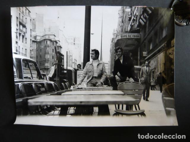Foto di Cantanti: DUO DINAMICO CONJUNTO MUSICAL EN GRAN VIA MADRID ANTIGUA FOTOGRAFIA ORIGINAL 24 X 18 CM