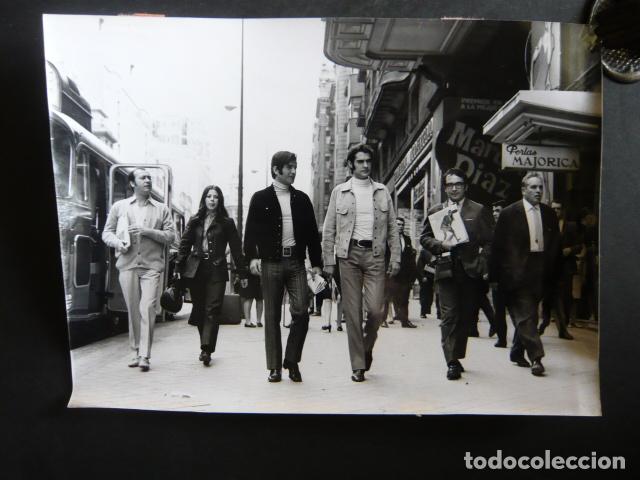 Fotos de cantantes: DUO DINAMICO CONJUNTO MUSICAL EN GRAN VIA MADRID ANTIGUA FOTOGRAFIA ORIGINAL 24 X 18 CM