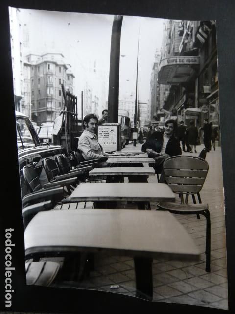 Foto di Cantanti: DUO DINAMICO CONJUNTO MUSICAL EN GRAN VIA MADRID ANTIGUA FOTOGRAFIA ORIGINAL 24 X 18 CM
