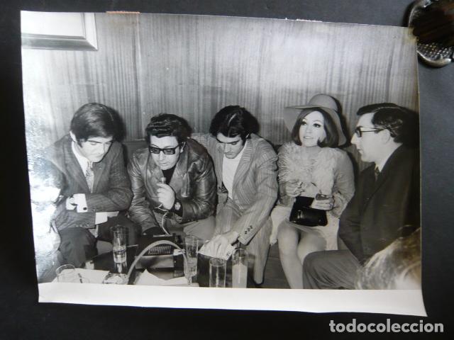 Fotos de cantantes: DUO DINAMICO CONJUNTO MUSICAL EN AEROPUERTO BARAJAS MADRID ANTIGUA FOTOGRAFIA ORIGINAL 24 X 18 CM