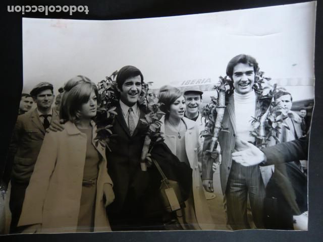 Photos de Chanteurs et Chanteuses: DUO DINAMICO CONJUNTO MUSICAL EN EL AEROPUERTO DE BARAJAS ANTIGUA FOTOGRAFIA ORIGINAL 24 X 18 CM