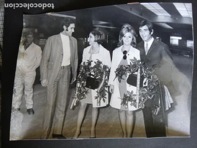 Photos de Chanteurs et Chanteuses: DUO DINAMICO CONJUNTO MUSICAL EN EL AEROPUERTO DE BARAJAS ANTIGUA FOTOGRAFIA ORIGINAL 24 X 18 CM